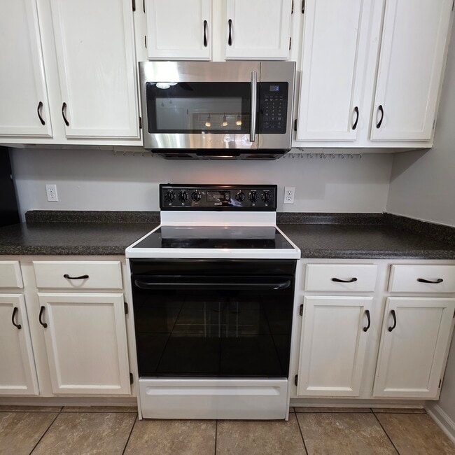 Building Photo - 105 Tall Pines Dr