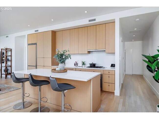 Building Photo - Charming 2BR Condo in Pearl District