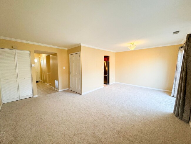 Building Photo - Relaxing 3 Bed 2 Bath Brick Townhome With ...