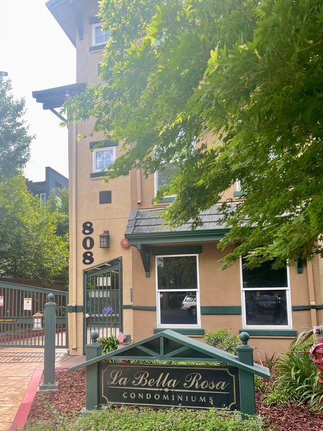 Building Photo - 808 Lenzen Ave