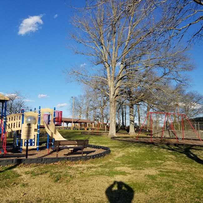 Building Photo - 831 Abernathy Dr