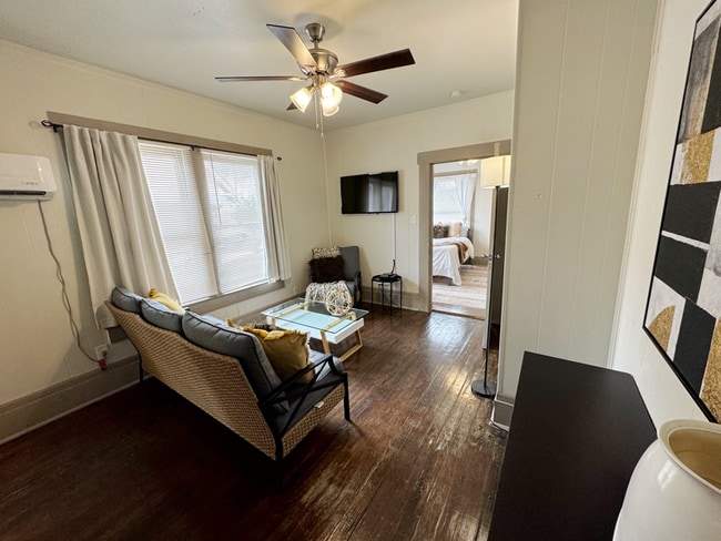 Photo - 519 W Ridgewood Ct House