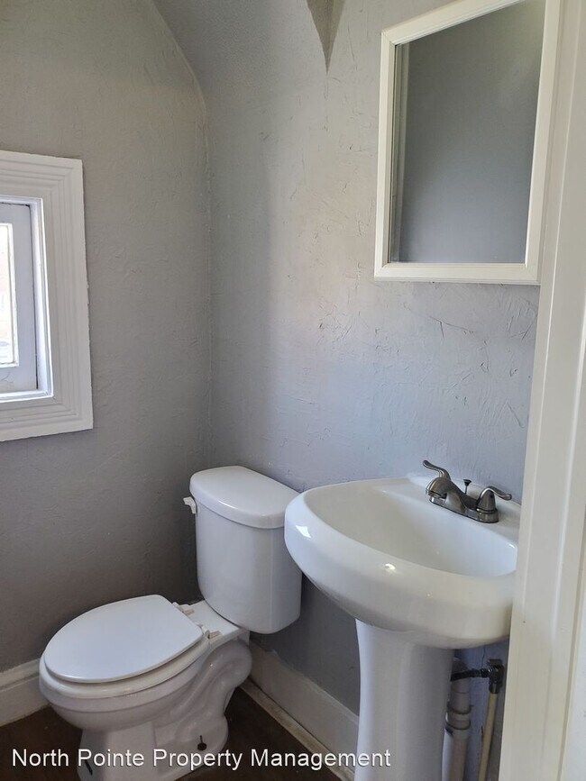 Building Photo - 5 br, 1.5 bath House - 137 Coral St.