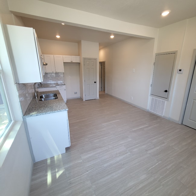 Foto del edificio - 647 Hammond Ave