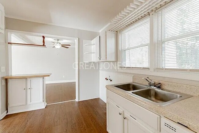 Foto del edificio - 2816 Friendly Ln