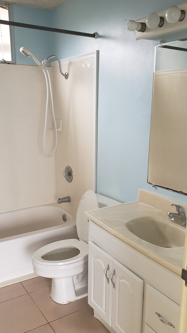 Baño - 95-061 Waikalani Dr