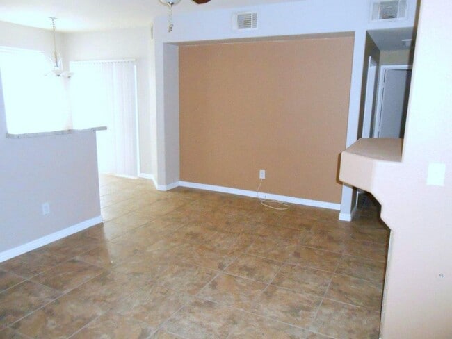 Building Photo - Beautiful Condo in The Falls Gated Communi...