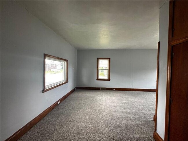 Building Photo - Large 3 bedroom Single Family Home