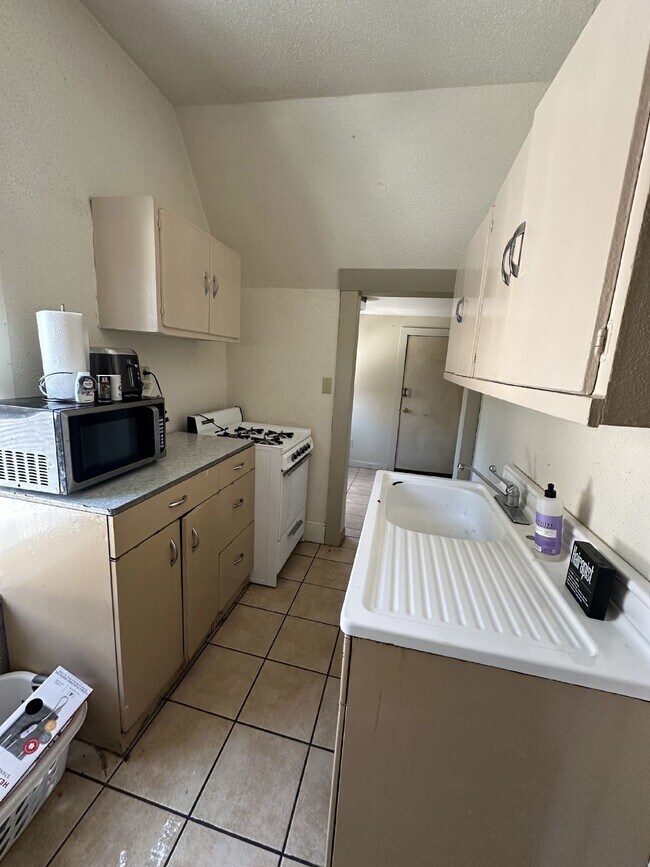 Foto del edificio - 3 Bed 1 Bath duplex close to UWEC!