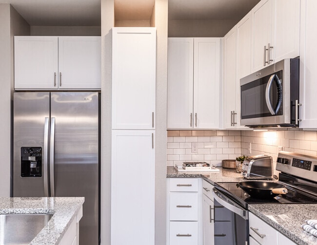 1BR, 1BA - 634SF "Neches" Kitchen - Riverhaus Creekside
