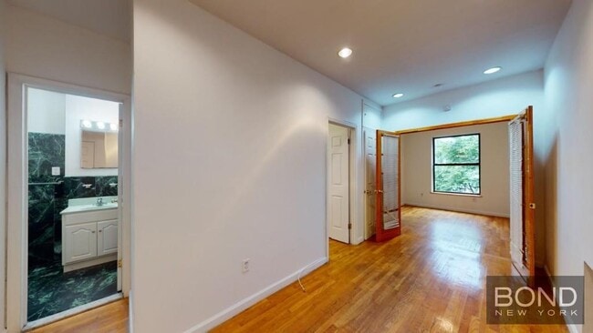 Building Photo - 96 Third Avenue