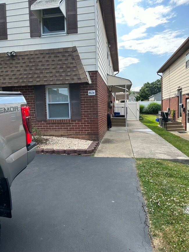 Foto del edificio - 8124 Ryers Ave