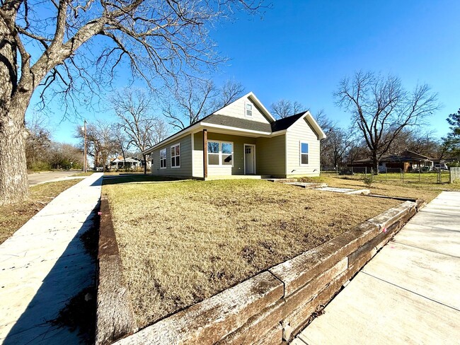 Building Photo - 901 N Throckmorton St