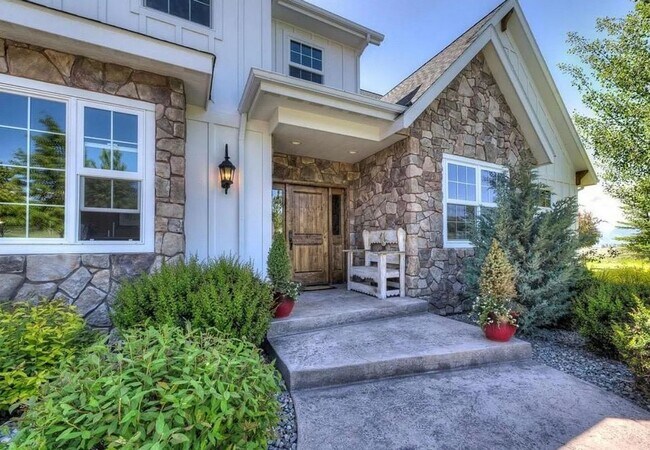 Building Photo - Welcome to Running Ridge.... Fully Furnished Luxury Home!