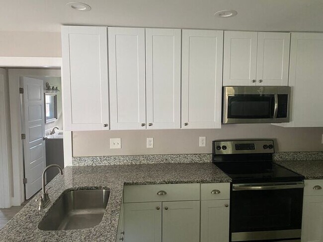 Building Photo - 2/2 Close to Downtown Franklin!