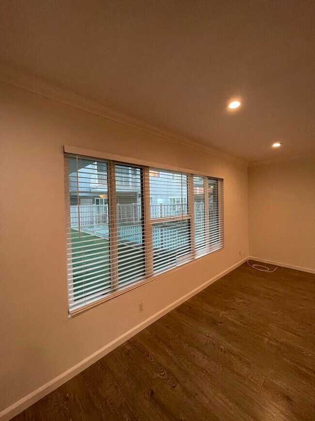 Building Photo - 333 S Reeves Dr