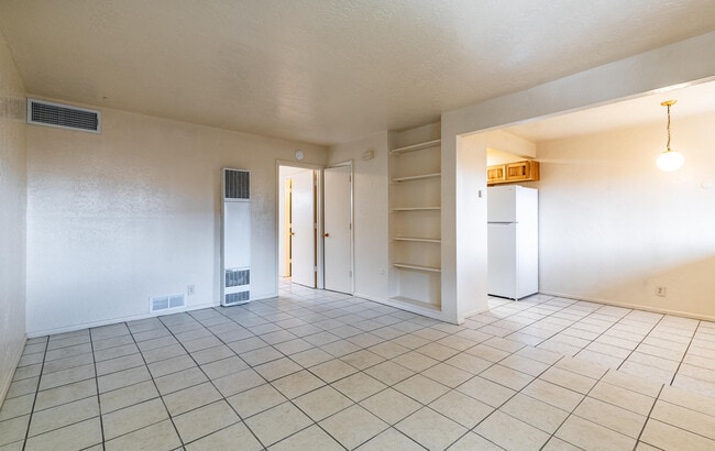 Building Photo - 206 Princeton Dr SE