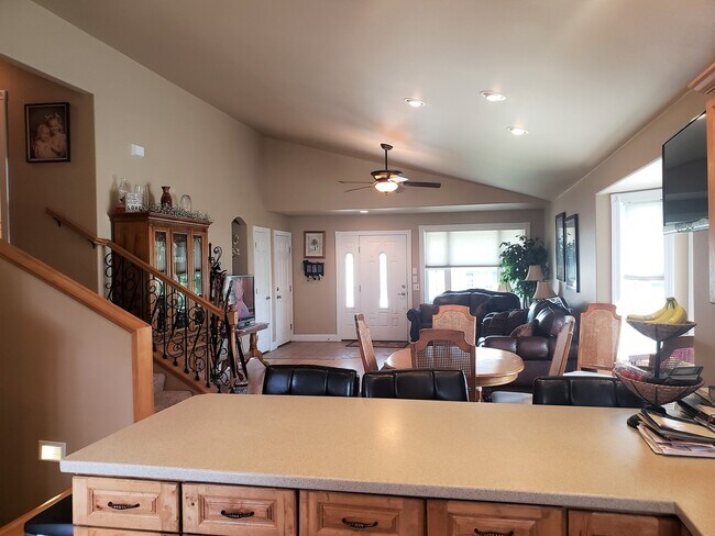 Foto del edificio - Fully Furnished Exquisite West-End Home! 650 Minimum Credit Score Required