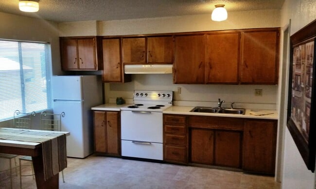 Building Photo - Walnut Tree Manor