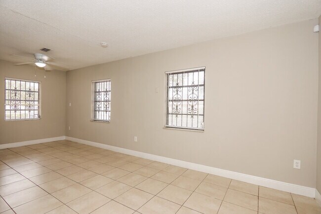 Building Photo - 15420 NW 27th Pl