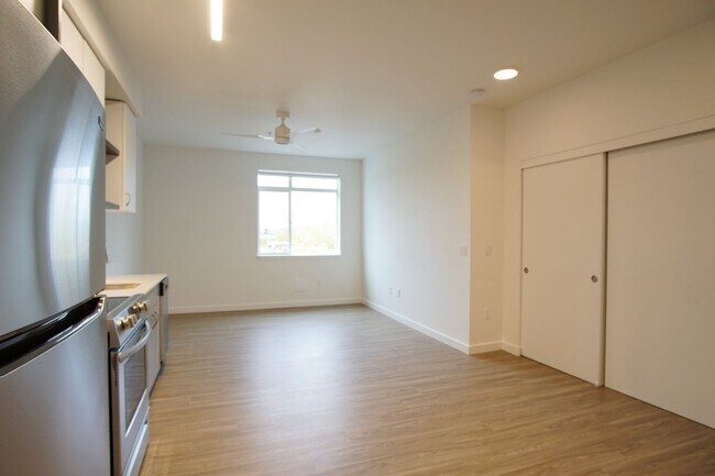 Building Photo - Modern 3rd Floor Studio with Condo-Grade Finishes!