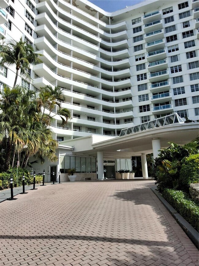 Building Photo - 5161 Collins Ave