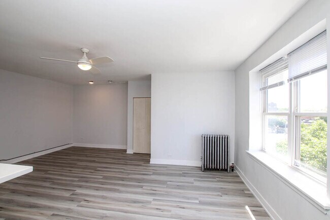 Foto del edificio - 5920 N Ridge Ave