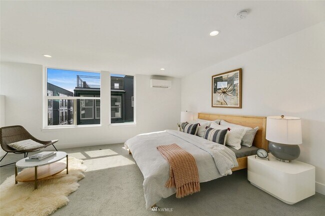 Building Photo - 3bd/1.75ba Seattle Townhome