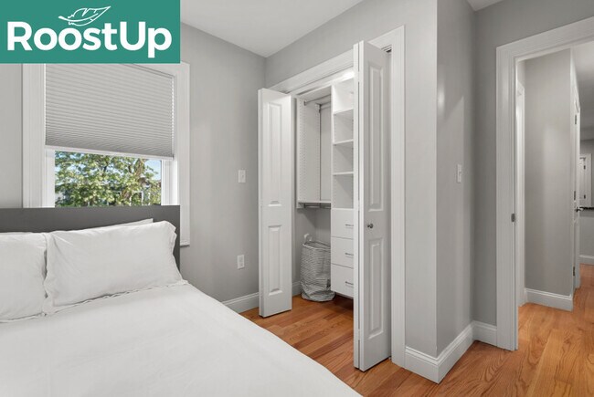 Foto del edificio - Furnished Bedroom with Private Bath in Charlestown