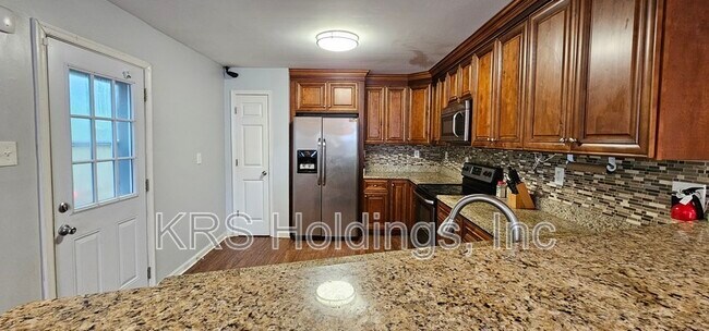 Building Photo - 877 Lasser Dr