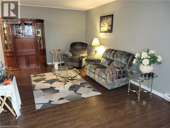 Photo du bâtiment - 11 Woodman Dr S