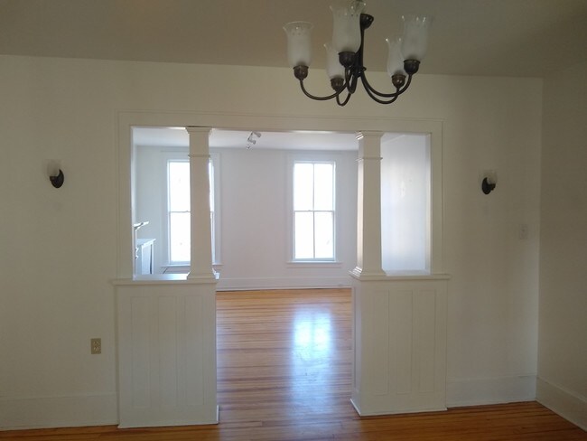 Living room - 4 E Court St