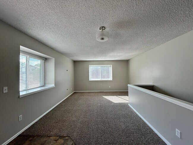 Building Photo - Spacious 3BR Duplex w/ Garage, Workshop, L...