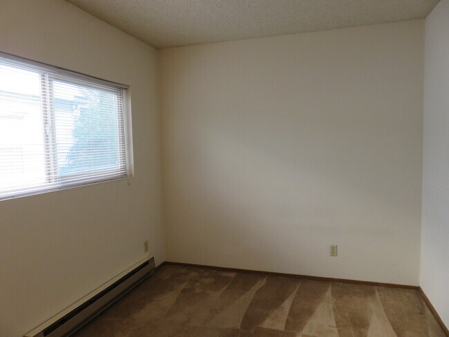 Building Photo - 1402 E Cherry St