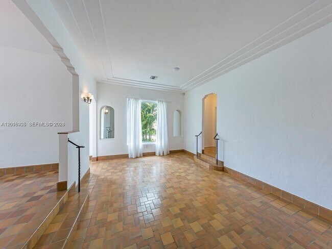 Building Photo - 1082 NE 89th St