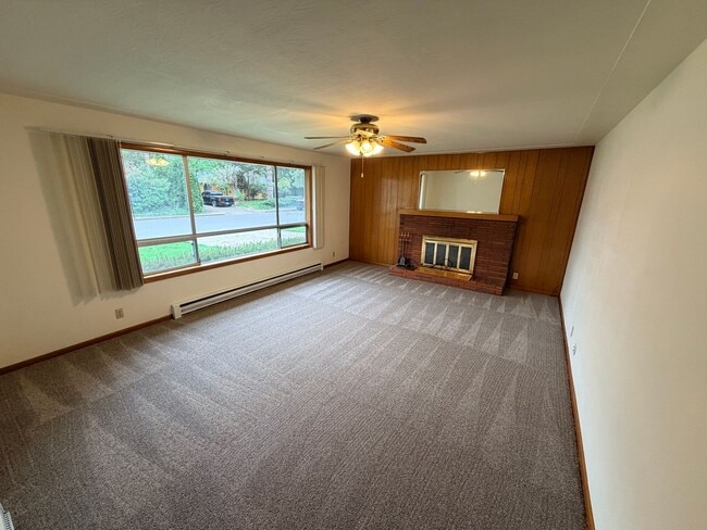 Building Photo - Three Bedroom Home with Covered Patio