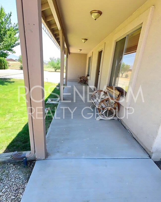 Building Photo - Charming 3-bedrooms, 2-baths home in the h...