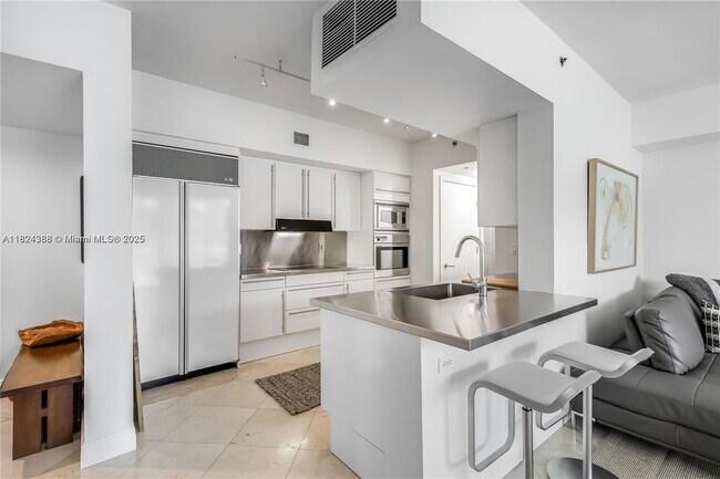 Building Photo - 1000 South Pointe Dr