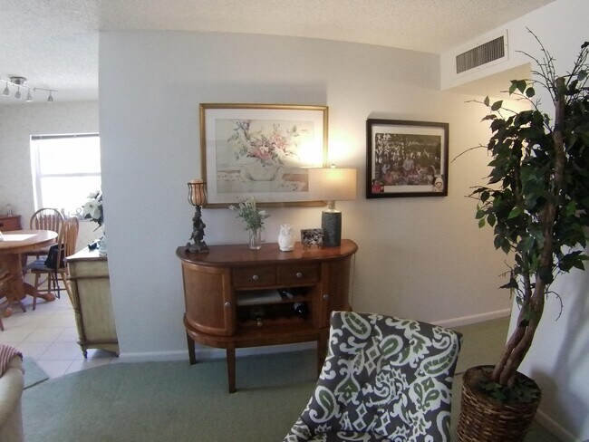Building Photo - 571 Capri L