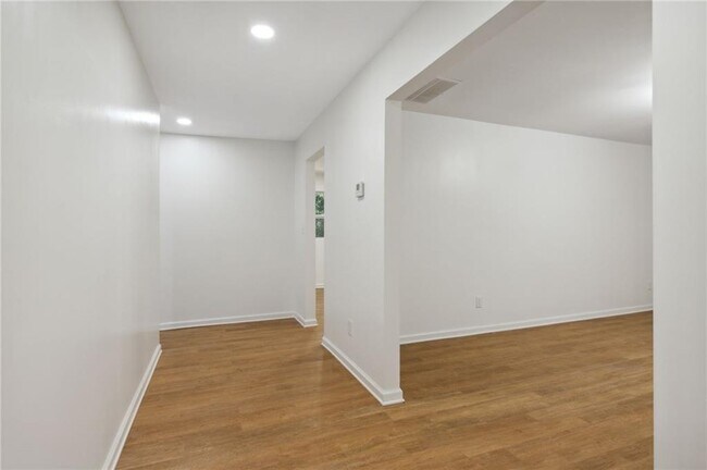 Foto del edificio - 260 Forest Hills Dr