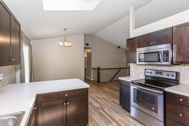 Building Photo - Great Layout and Spacious!