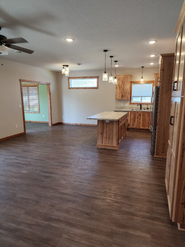 Building Photo - 950 Anderson Way