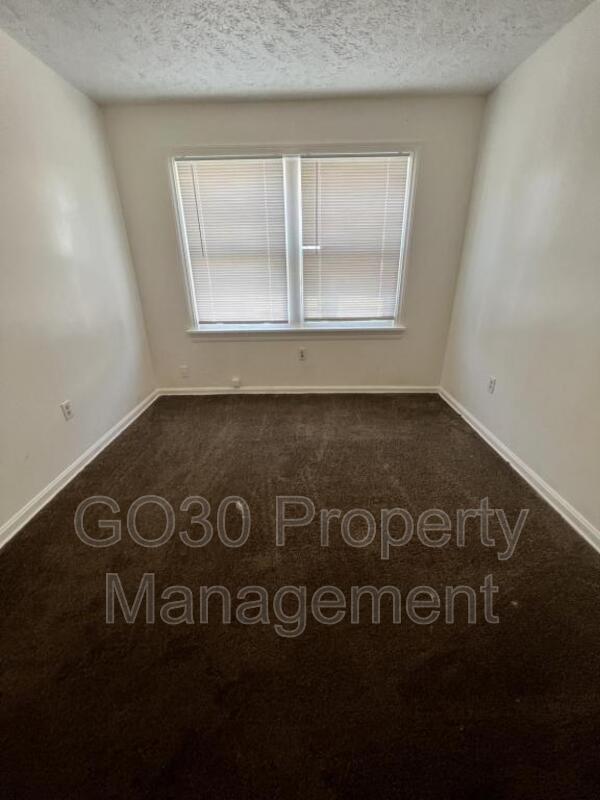 Building Photo - 458 Baird St