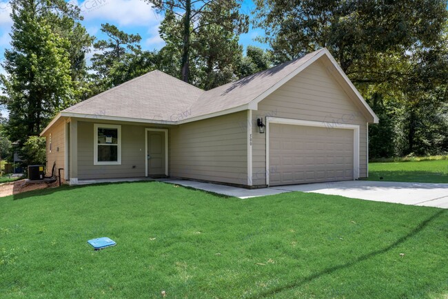 Building Photo - Spacious 3/2/2 in Livingston!