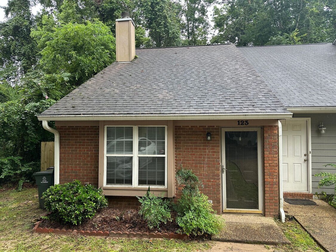 Foto principal - 2 story unit off E Park Ave avail NOW!