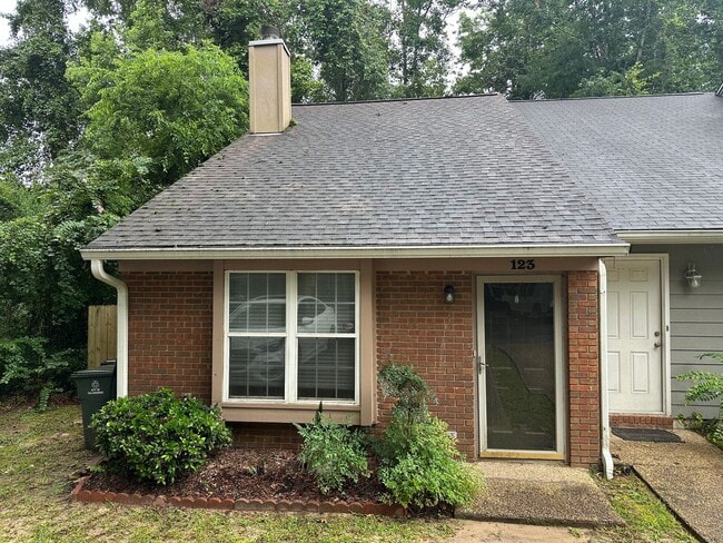 2 story unit off E Park Ave avail NOW! - 2 story unit off E Park Ave avail NOW! House