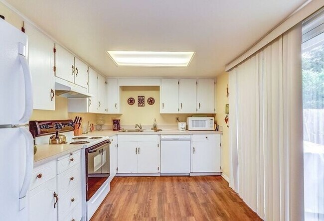 Building Photo - Very Cute 2 Bedroom Duplex In Puyallup