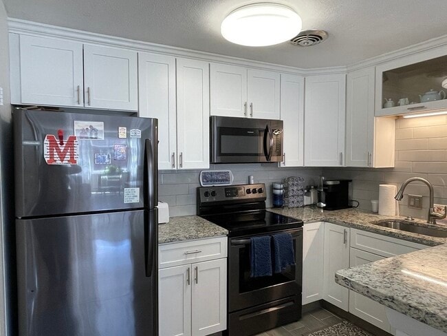 Foto del edificio - 32 Whitman Rd