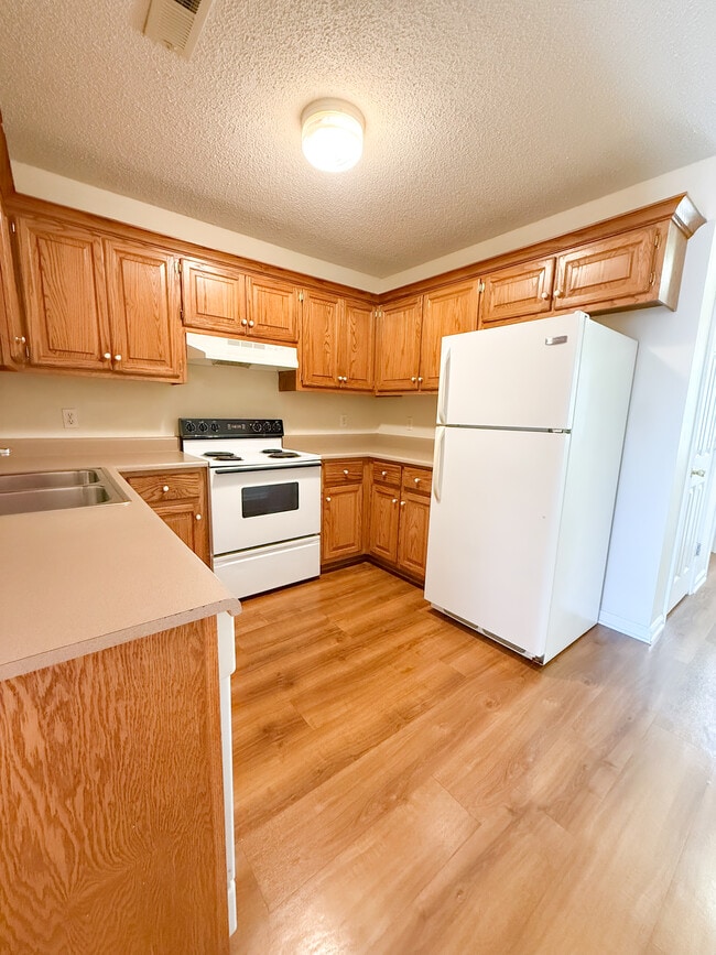 Building Photo - 412 E Pershing Ave