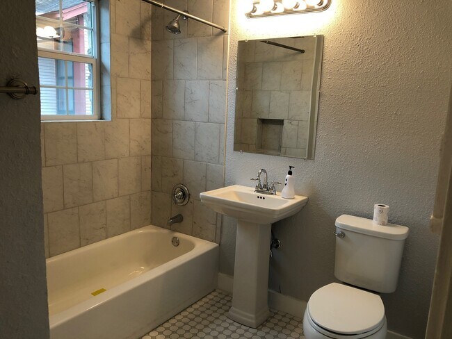Foto del edificio - Highland Park 2/1 Home Ready for Move-In